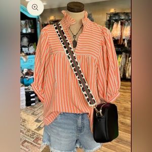 Loose fit, casual top. Ruffle collar. V-neck. Orange, blue, white pin-stripes.